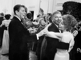 Americk prezident Ronald Reagan (vlevo) sleduje zpvka Franka Sinatru, jak