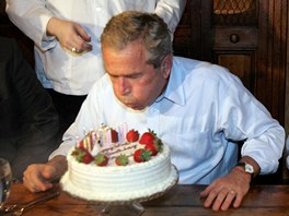 Prezident George W. Bush sfoukv svky na svm narozeninovm dortu, kter