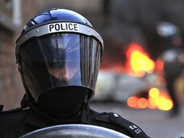 Britt policist hldkuj ve vchodolondnsk tvrti Hackney. (9. srpna 2011)