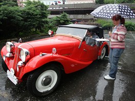 Jaroslav Cibulka ve voze Aero 30 Roadster z roku 1934 z klubu VCC Plze