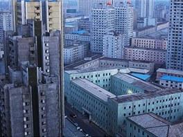 Centru severokorejské metropole Pchjongjangu stále dominují bloky dom jako