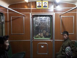 Portréty milovaného vdce Kim ong-ila a jeho otce vného prezidenta Kim
