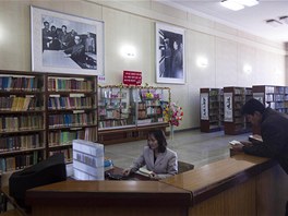 Ve velké lidové studovn v Pchjongjangu nechybí portréty vdc stalinistické