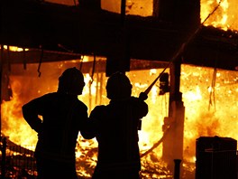 Londnt hasii se sna uhasit budovu, kterou zaplili demonstranti v