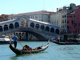 Cesta linkou 1 na Lido di Venezia: pohled z Grand Canal, vlevo most Rialto