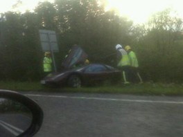 Rowan Atkinson naboural ve voze McLaren F1 do stromu a do lampy pouliního...