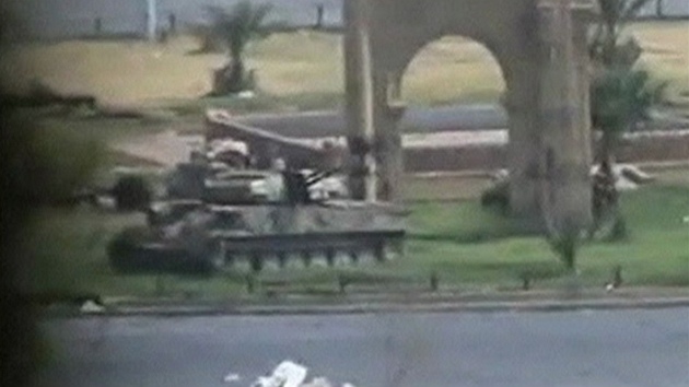 Tanky syrské armády ve mst Hamá (2. srpna 2011)