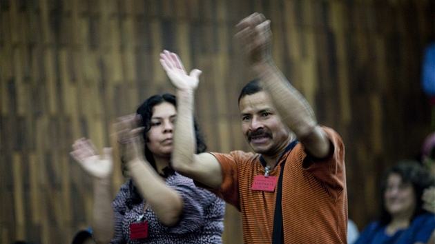 Píbuzní obtí z vyvradné vesnice oslavují výrok guatemalského soudu (3.