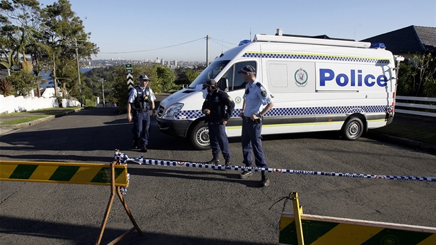 Australská policie střeží okolí domu rodiny Pulverů v Sydney (4. srpna 2011) Australská policie střeží okolí domu rodiny Pulverů v Sydney (4. srpna 2011)