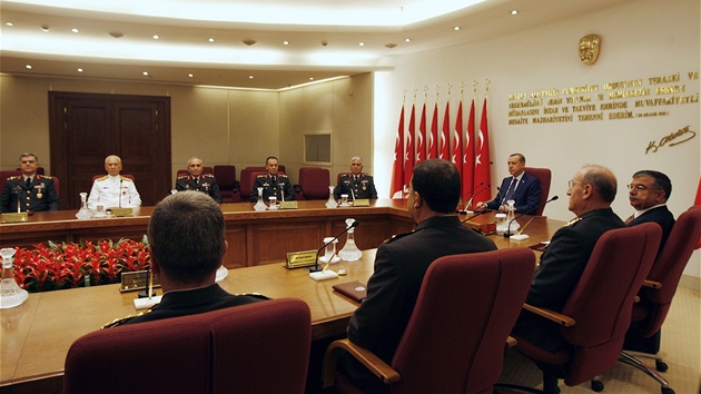 Erdogan pedsedá Nejvyí vojenské rad, nov jmenovaný velitel generálního