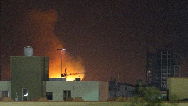Hoící budova v Tripolisu (7. srpna 2011)