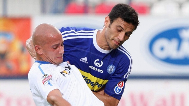 O míč bojují olomoucký Daniel Silva Rossi (vzadu) a ostarvský Dalibor Vašenda. O míč bojují olomoucký Daniel Silva Rossi (vzadu) a ostarvský Dalibor Vašenda.