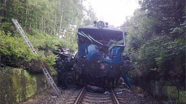 U Svoru spadl kamion z mostu ped rozjetou lokomotivu.