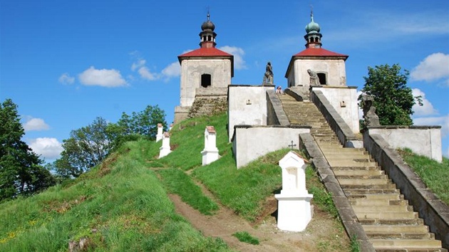 Na poátku srpna byly do výklenkových kaplí kíové cesty umístny obrazy akademického malíe Radomila Klouzy, které vytvoil podle dobových analogií.