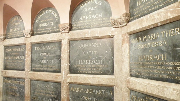 Interiér hrobky Harrach v Horní Branné na Jilemnicku