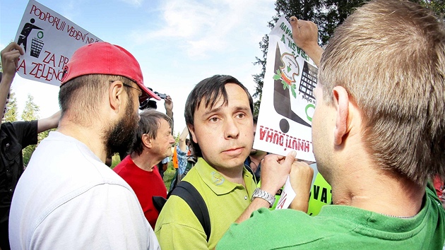 Jaromíru Bláhovi z Hnutí Duha, který pozval na umavu pedsedu SSD Bohuslava