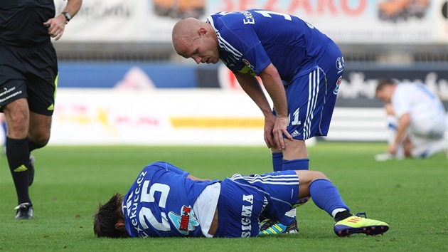 ZRANNÍ. Olomoucký fotbalista Jan Navrátil se svíjí na trávníku, sklání se nad