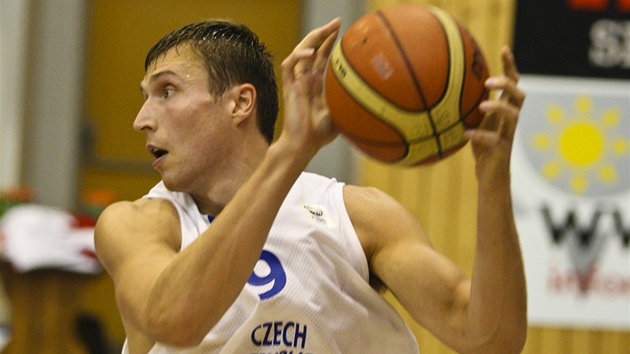 Český basketbalista Pavel Houška chytá míč v přípravném zápase reprezentace. Český basketbalista Pavel Houška chytá míč v přípravném zápase reprezentace.