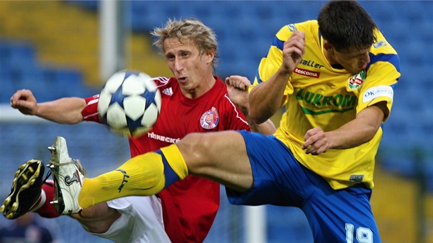 NA OSTÍ NOHY. Zlínský fotbalista Jan Jelínek vletl do souboje s tineckým