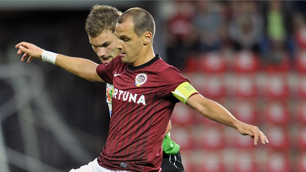 KRYTÍ MÍČE. Sparťan Marek Matějovský si hlídá balon před jabloneckým Vítem KRYTÍ MÍČE. Sparťan Marek Matějovský si hlídá balon před jabloneckým Vítem