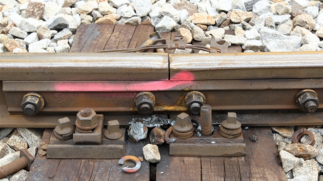 Oprava trati, kterou pokodila vykolejená parní lokomotiva.