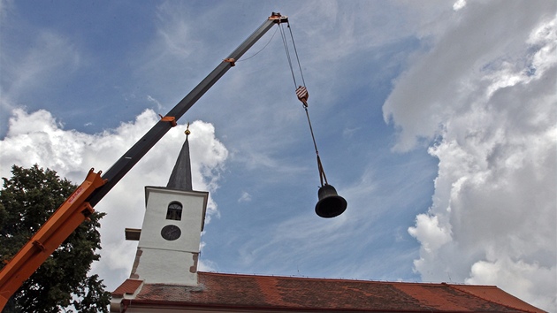 Dva zvony, které byly ve vi kostela svatých Petra a Pavla v Horních Dubanech