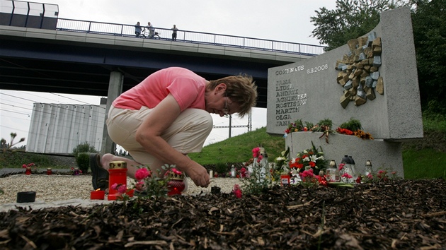 Odhalení pomníku na památku zemřelých při vlakovém neštěstí z roku 2008 ve Odhalení pomníku na památku zemřelých při vlakovém neštěstí z roku 2008 ve
