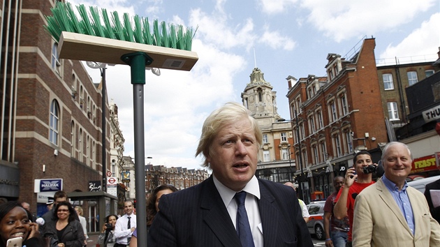 Londýnský starosta Boris Johnson nese kot