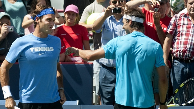SOUPEI A KAMARÁDI. Rafel Nadal a Roger Federer po posledním letoním vzájemném utkání, finále Roland Garros
