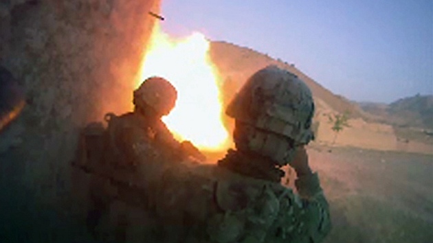Vstup do podezřelého objektu během spojenecké operace v afghánském Vardaku Vstup do podezřelého objektu během spojenecké operace v afghánském Vardaku