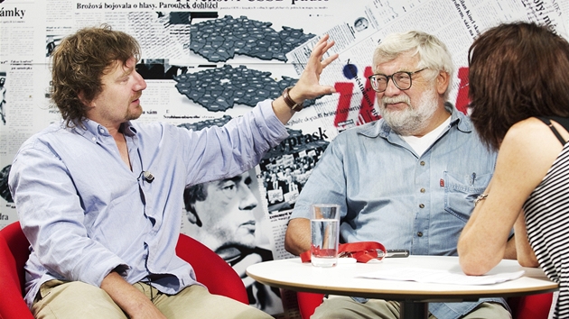 Novináři Janek Kroupa a Josef Klíma při rozhovoru s Barborou Tachecí Novináři Janek Kroupa a Josef Klíma při rozhovoru s Barborou Tachecí