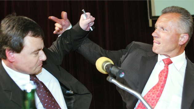 Miroslav Macek (vpravo) pi potyce s Davidem Rathem (20. kvtna 2006)