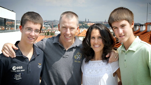 Astronaut Andrew Feustel s manelkou Indirou a syny Arim a Adenem na stee