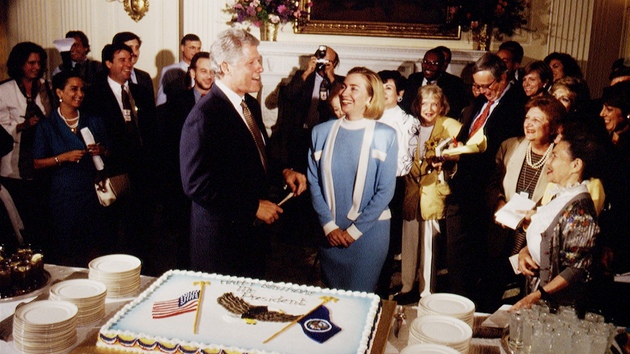 Oslava osmatyicátých narozenin Billa Clintona v Bílém dom (19. srpna 1994)