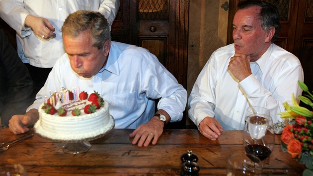 Prezident George W. Bush sfoukává svíky na svém narozeninovém dortu, který