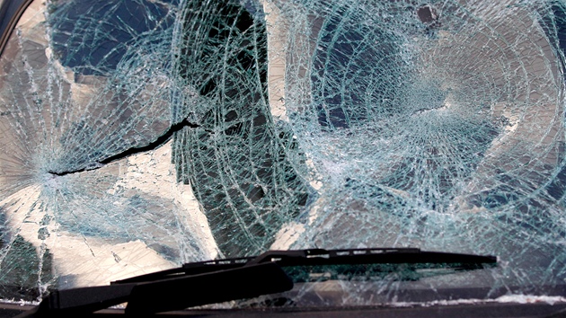 Rozbité elní sklo automobilu po noních nepokojích v Liverpoolu (9. srpna 2011)
