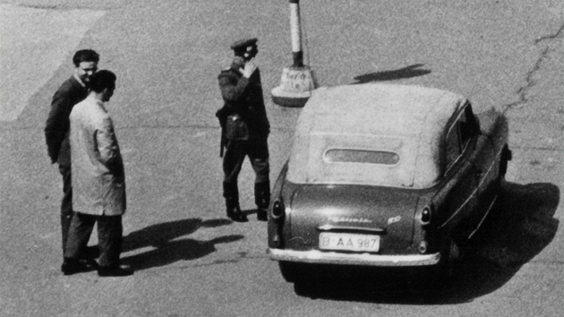 Mezi roky 1949 až 1961 uprchlo z NDR na západ pět a půl milionu občanů. Od Mezi roky 1949 až 1961 uprchlo z NDR na západ pět a půl milionu občanů. Od
