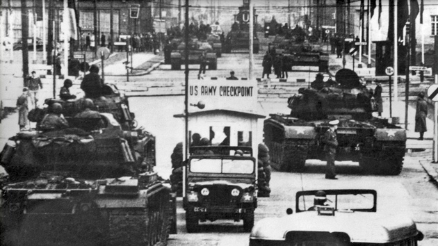 Nejsteenjí hranicí v Berlín byl takzvaný Checkpoint Charlie. Proti sob