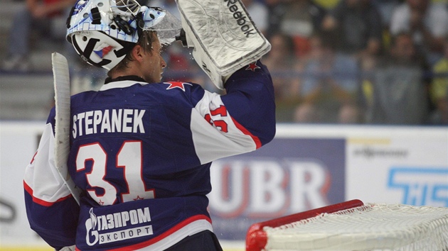 ODPOČINEK. Brankář Jakub Štěpánek si užívá chvíli oddechu při přerušení. ODPOČINEK. Brankář Jakub Štěpánek si užívá chvíli oddechu při přerušení.