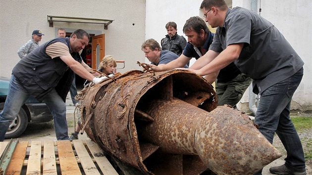 lenové Klubu Historie Letectví z Jindichova Hradce pevezli do Muzea letectví...