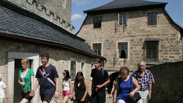 Na hrad Kost vyzdvihli kopii stedovkého jeábu na Velkou v.
