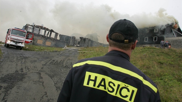 Hoící Petrova bouda v Krkonoích (1. srpna 2011)