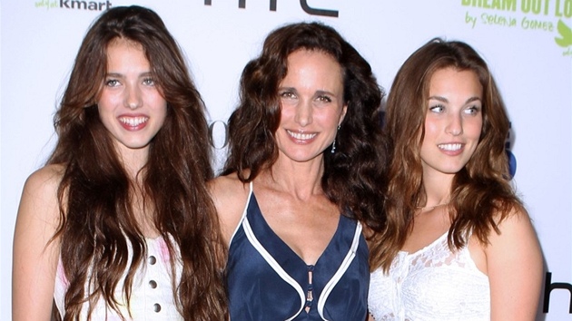 Andie MacDowellová s dcerami na premiée filmu Monte Carlo