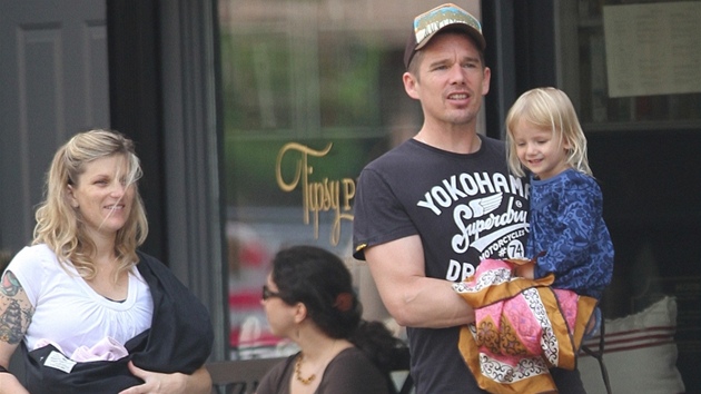 Ethan Hawke s manelkou a dcerami