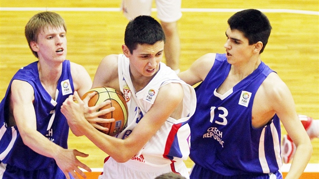 etí basketbalisté Jií Dedek (vlevo) a Tomá oukal se snaí zastavit prnik 