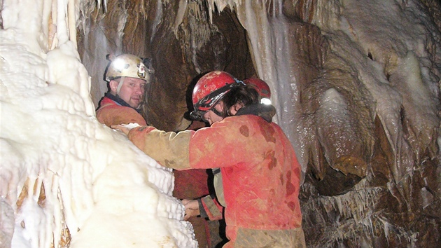Prostjovtí jeskyái v nov objevených podzemních prostorách