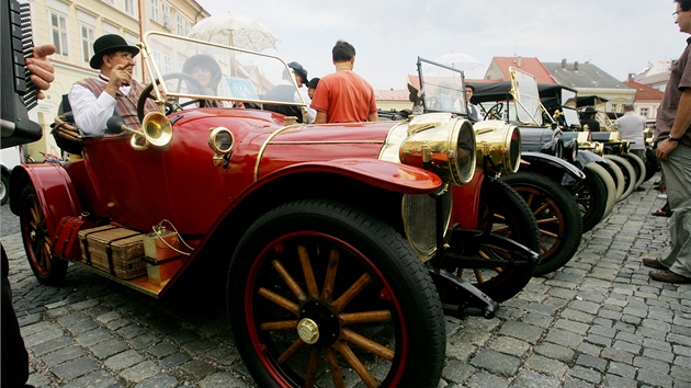 Sraz veterán, vyrobených do roku 1918, na Valdtejnském námstí v Jiín.