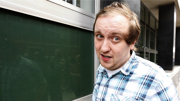 Jonathan May-Bowles dostal za napadení Ruperta Murdocha pokutu i vězení. (2. Jonathan May-Bowles dostal za napadení Ruperta Murdocha pokutu i vězení. (2.