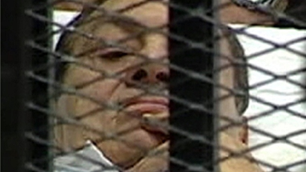 Husní Mubarak celý proces sledoval z lku umístného v kleci (3. srpna 2011)