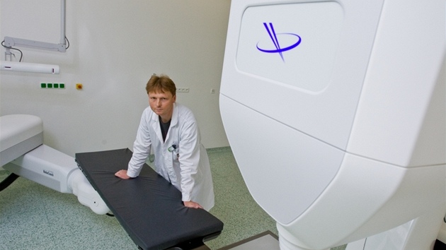 Pednosta Onkologické kliniky FNO David Feltl u pístroje Cyberknife.